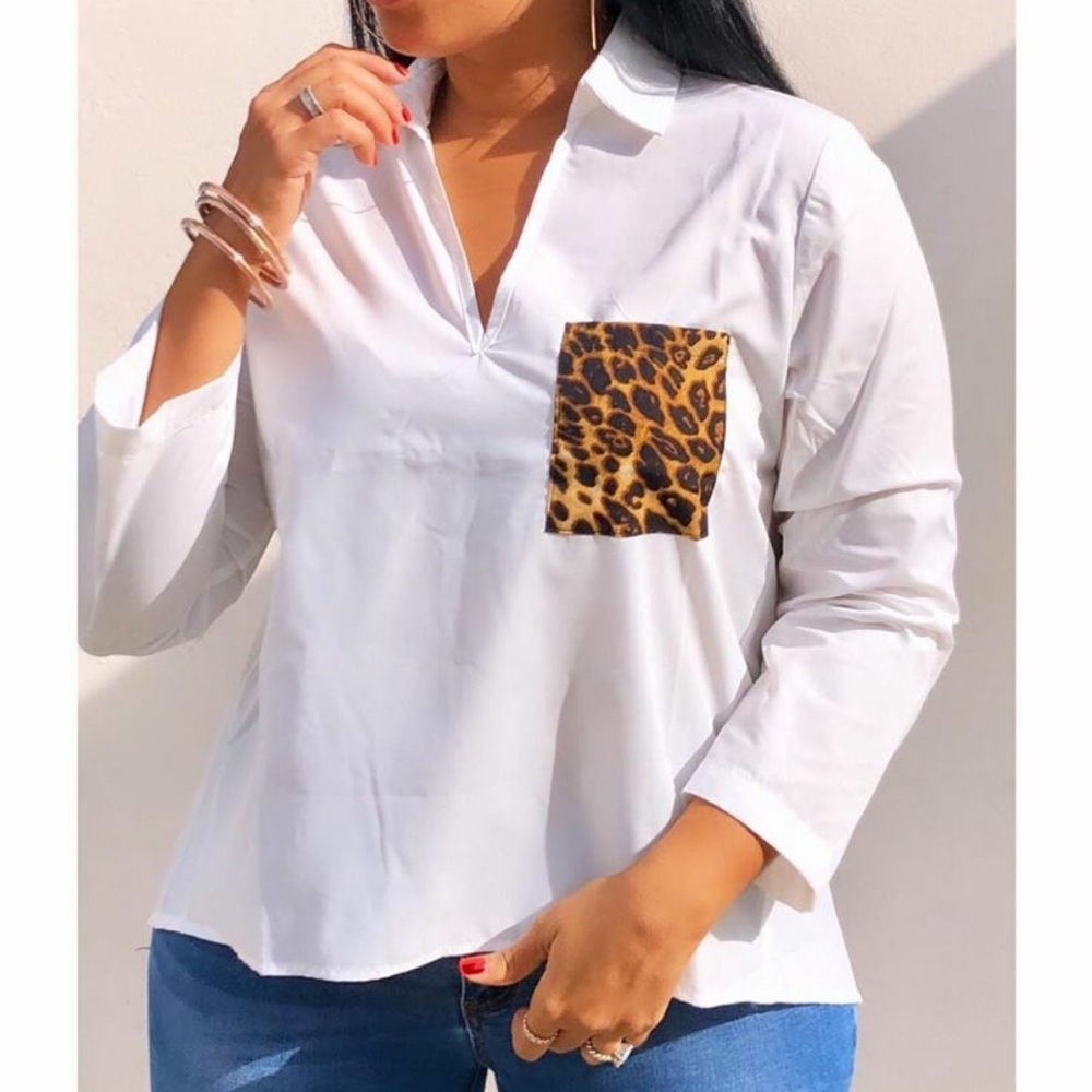 White top with print front pocket